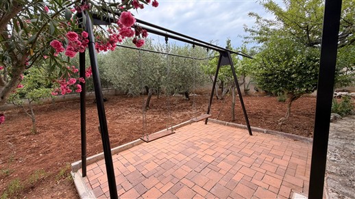 Villa Di 3 Vani e Acc. In Buono Stato, Rivestita In Pietra e Recintata.
